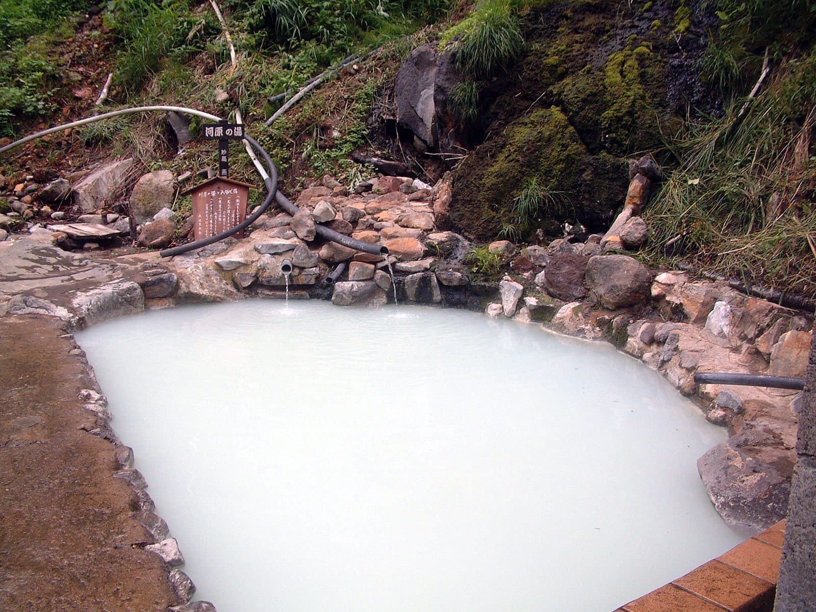 Milky outdoor pool of Kawara-no-yu at Tsubame Onsen, Myoko
